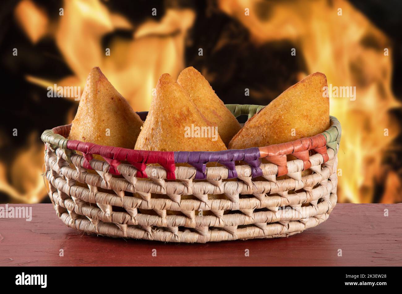 Coxinha. Traditioneller brasilianischer Snack. Hintergrund mit defokusserem Feuer. Hähnchendrumstick Stockfoto