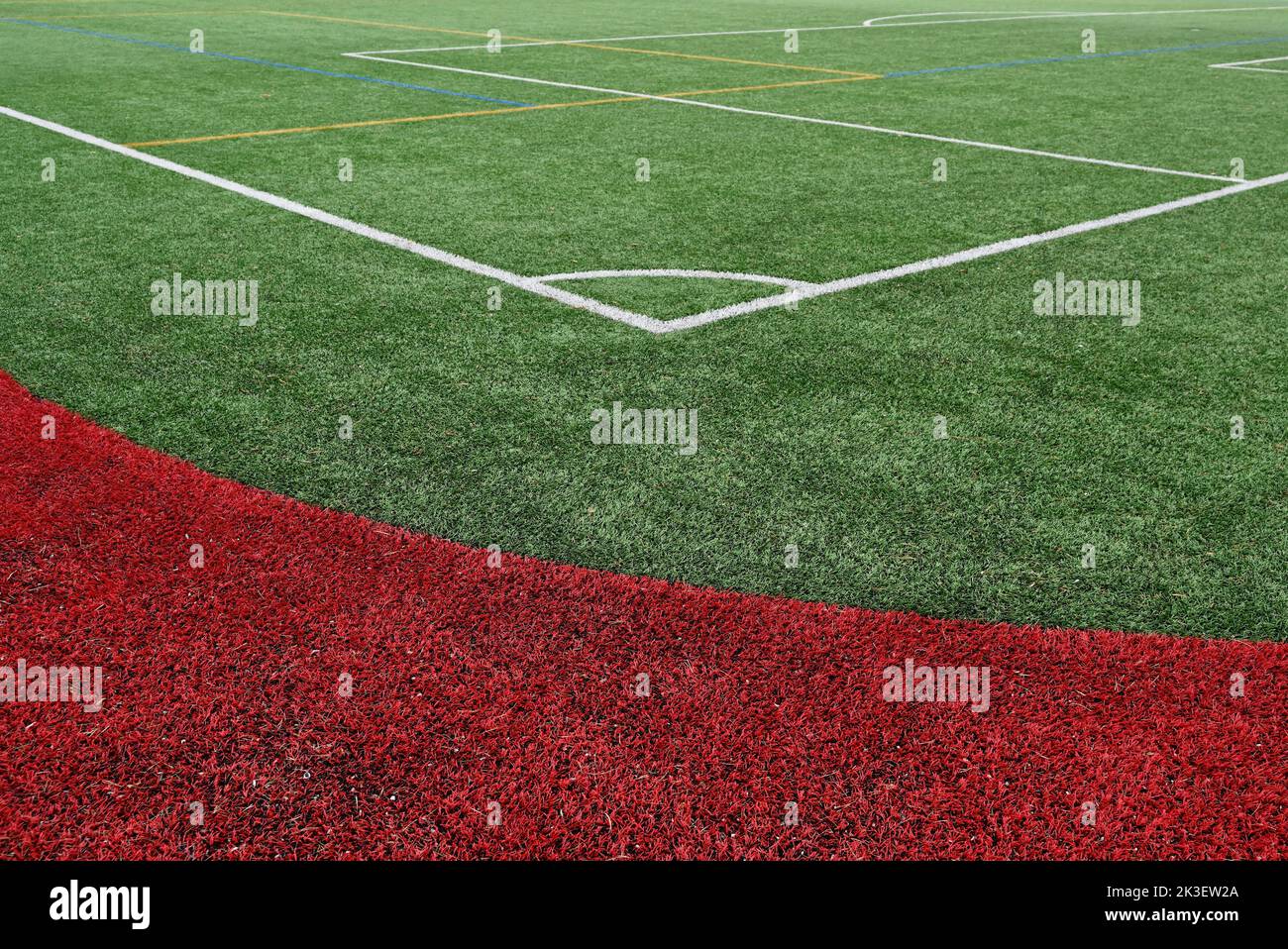 stadionfeld mit Kunstrasen rot und grün Stockfoto