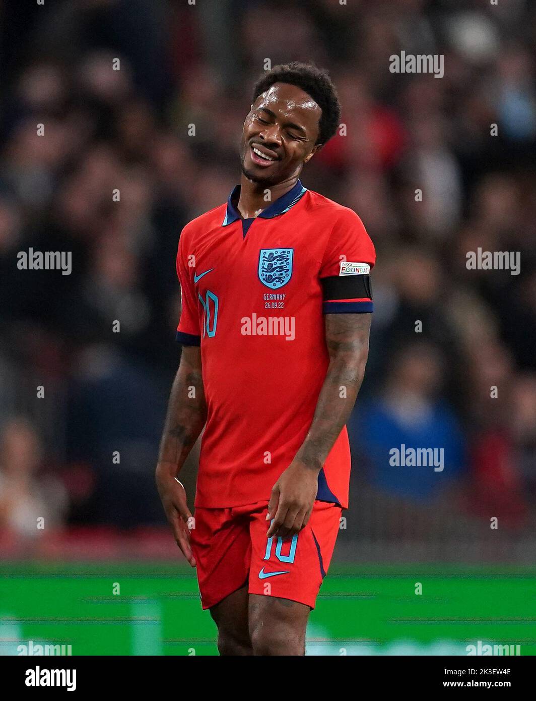 Der englische Raheem Sterling reagiert während des Spiels der UEFA Nations League im Wembley Stadium, London. Bilddatum: Montag, 26. September 2022. Stockfoto