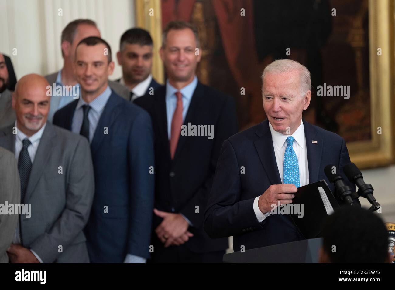 Washington, Vereinigte Staaten. 26. September 2022. US-Präsident Joe Biden begrüßt die Atlanta Braves im Weißen Haus in Washington, DC, um am 26. September 2022 ihre Weltmeisterschaft 2021 zu feiern. Quelle: Chris Kleponis/Pool via CNP/dpa/Alamy Live News Stockfoto