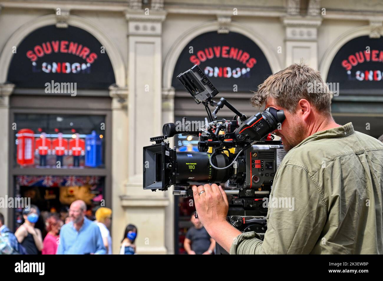 London, Großbritannien - 2022. Juni: Person, die eine professionelle Videokamera verwendet, um ein Fernsehprogramm auf einer Stadtstraße zu Filmen Stockfoto