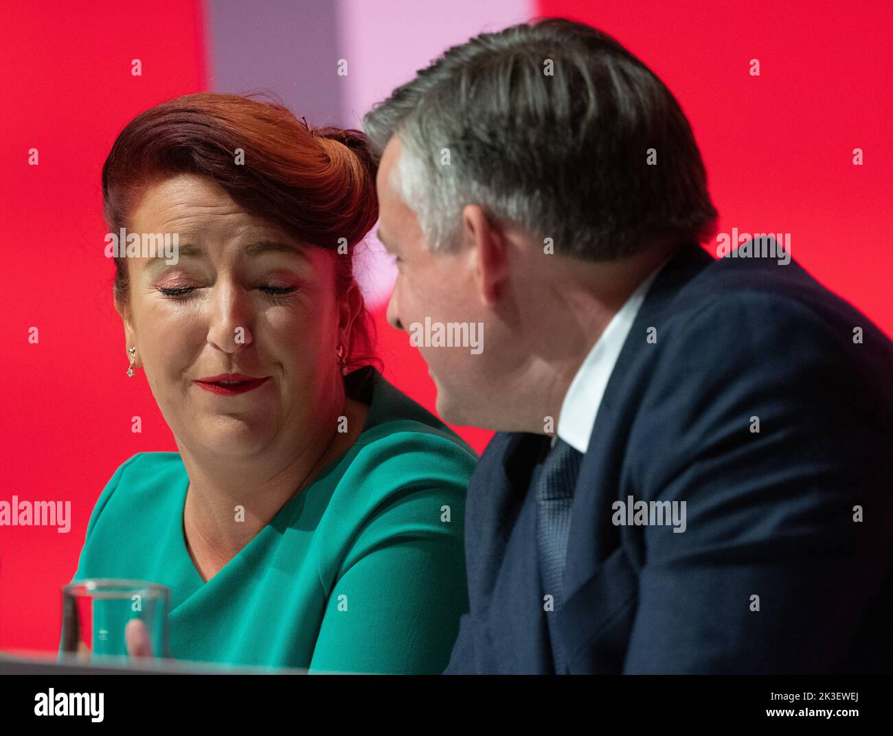 Liverpool, Großbritannien, 26. September 2022, Jonathan Ashworth, Schattenminister für Arbeit und Pensionen. Hört Louise Haigh zu.Liverpool Kings Dock. Liverpool, Großbritannien. Bild: gary Roberts/worldwidefeatures.com Stockfoto