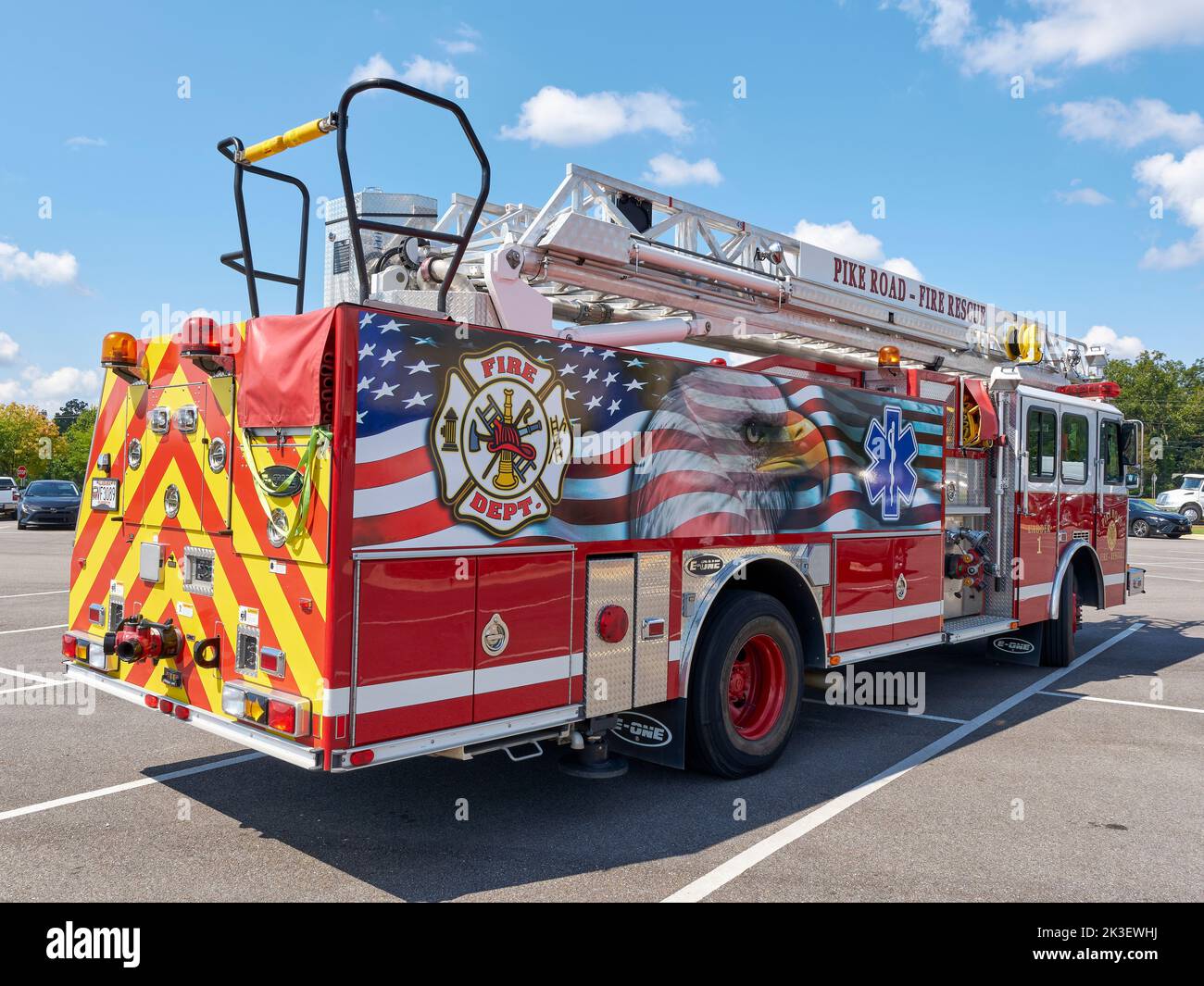 Großer freiwilliger roter Leiter oder Feuerwehrwagen, der als Einsatzfahrzeug und Rettungsfahrzeug für eine örtliche Feuerwehr in Pike Road Alabama, USA, verwendet wird. Stockfoto
