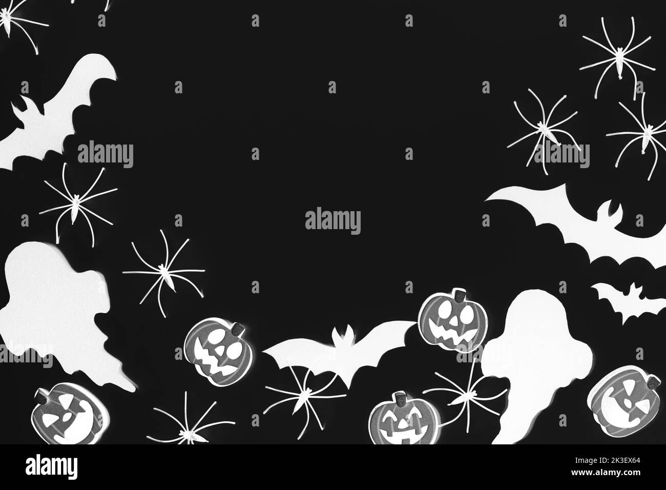 Frohe Halloween! Gruselige schwarze Geister, Spinnen, Fledermäuse und Kürbisse Dekorationen auf dunklem Hintergrund flach legen. Kreative böse Halloween-Vorlage mit Platz Stockfoto