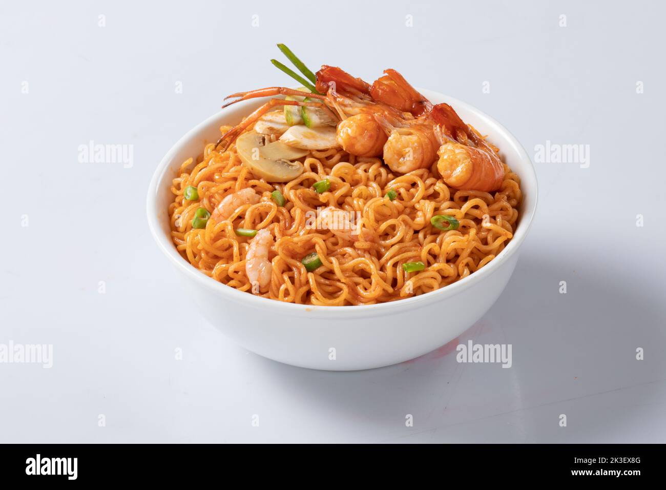 Flugzeug, Huhn, Ei, Rindfleisch, Garnelen Instant Noddle isoliert auf weißem Hintergrund für Design oder Verpackung Stockfoto