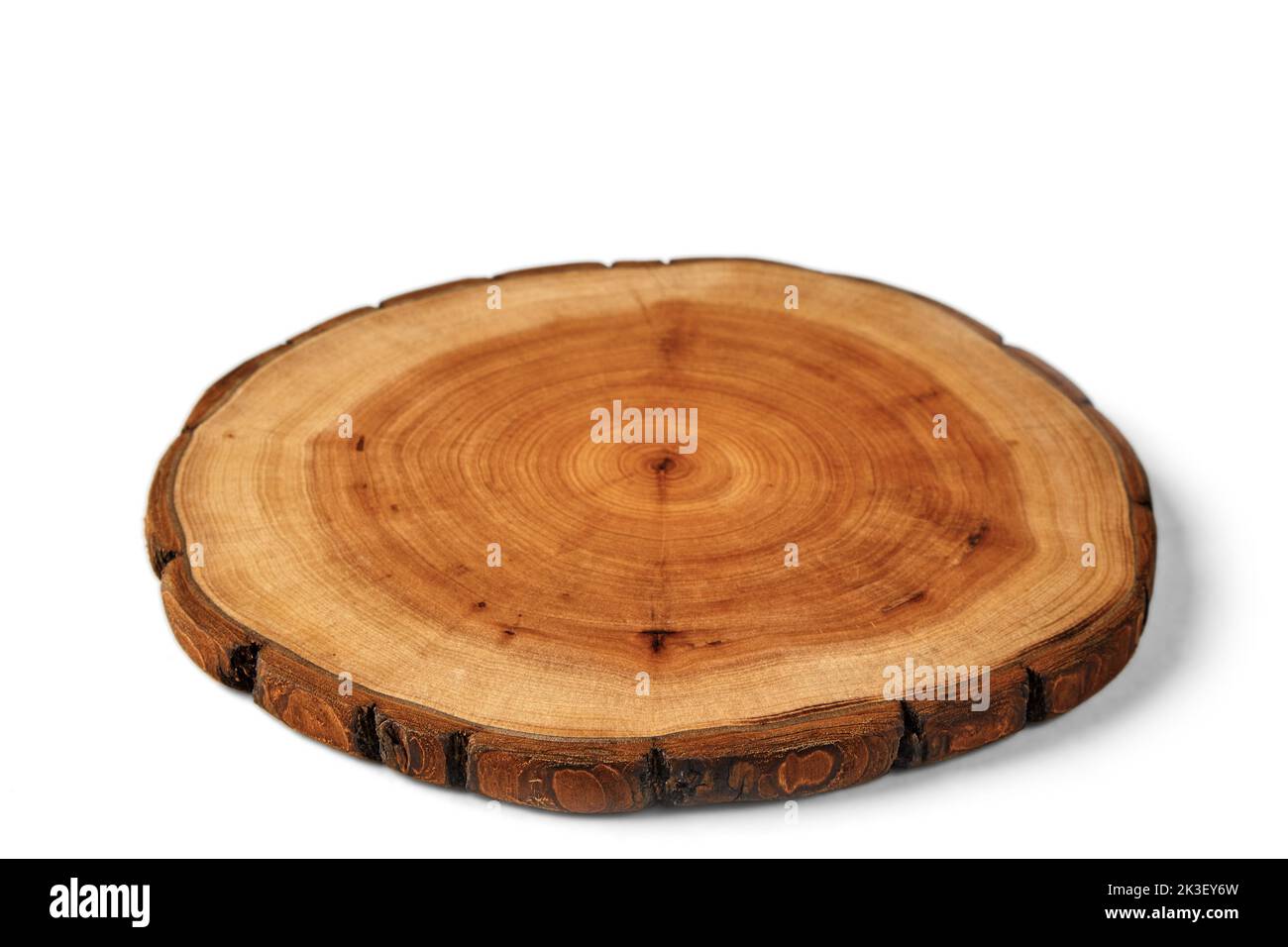 Holzständer für eine Schale isoliert auf weißem Hintergrund. Baumstamm zur Produktpräsentation geschnitten Stockfoto