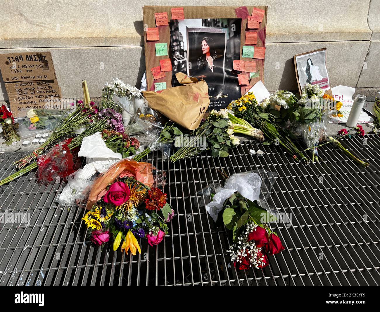 New York, NY, USA. 14. August 2022. Washington Square. Die Proteste wurden durch den Tod von Mahsa Amini ausgelöst, einer jungen kurdischen Iranerin, die am 13. September von der Moralpolizei festgenommen wurde und beschuldigt wird, die konservative Kleiderordnung im Iran verletzt zu haben. (Bild: © John Marshall Mantel/ZUMA Press Wire) Stockfoto