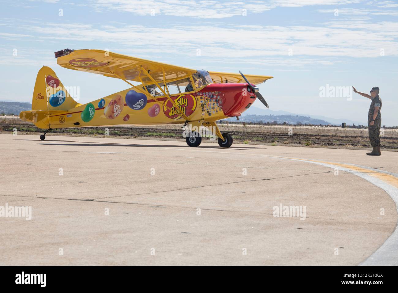 Kent Pietsch, der seinen Interstate Cadet pilotieren will, kommt nach einer Kunstflugvorstellung während der Miramar Air Show 2022 im MCAS Miramar, 24. September 2022 in San Diego, Kalifornien, zu einem Stopp. Stockfoto