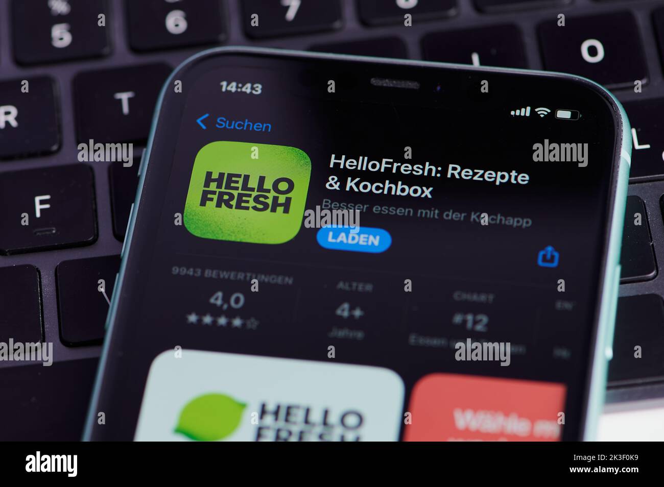 Smartphone-Display mit Hello Fresh-Symbol in einem App Store Stockfoto