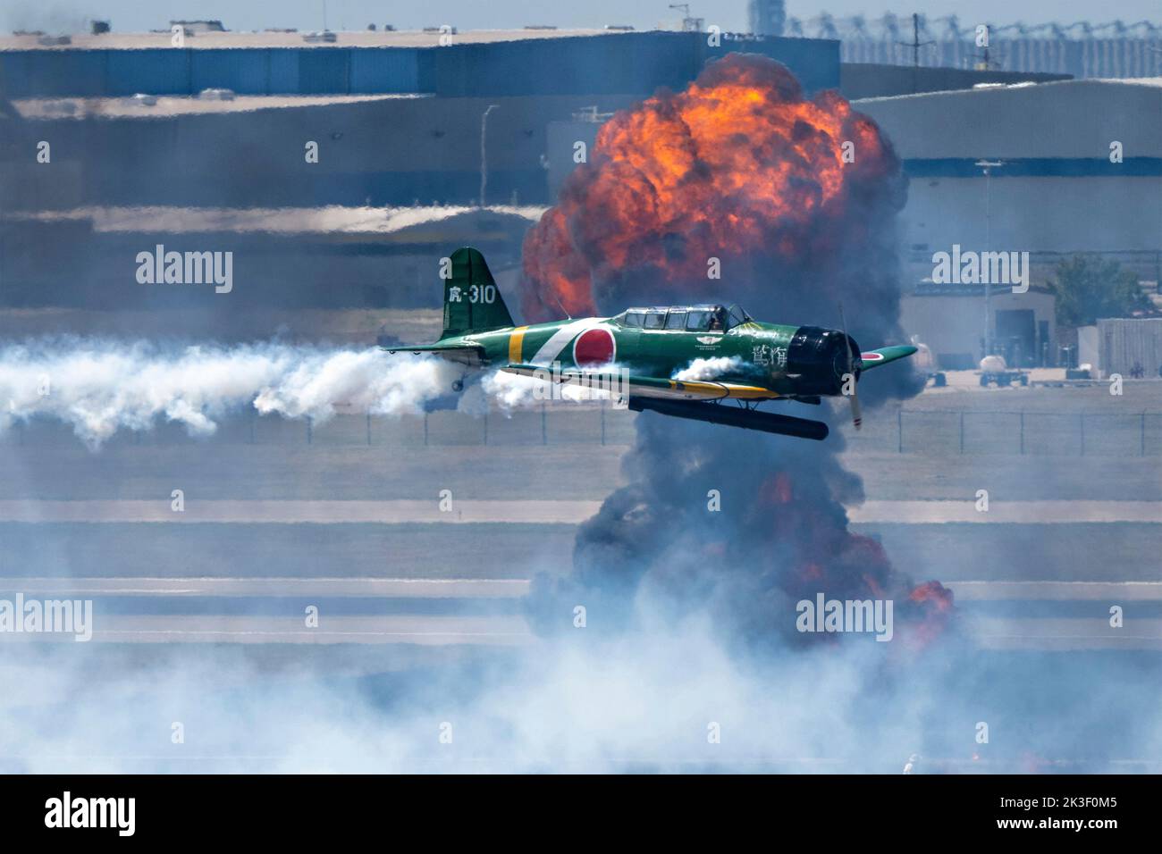 A Tora, Tora, Tora Kunstflugkünstler mit einem klassischen Kampfflugzeug der Kaiserlichen Japanischen Navy Nakajima B5N Torpedo während der 2022 Frontiers in Flight Air Show auf der McConnell Air Force Base, 24. September 2022 in Wichita, Kansas. Stockfoto