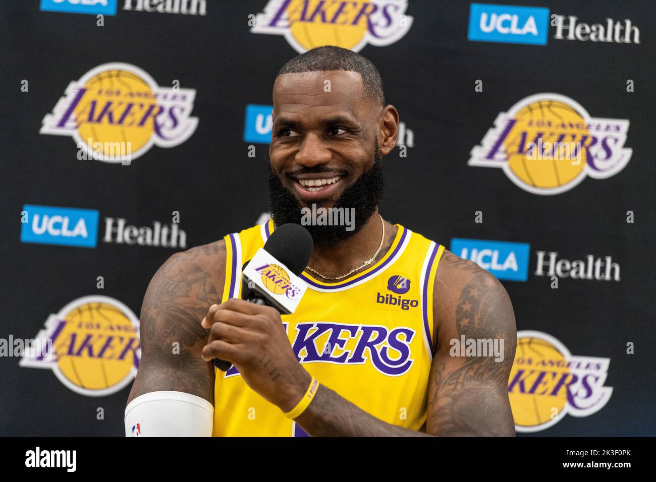Los Angeles, USA. 26. September 2022. LeBron James spricht auf einer Pressekonferenz. Die Los Angeles Lakers beginnen ihre Vorbereitungen für die kommende NBA-Saison am Dienstag. Quelle: Maximilian Haupt/dpa/Alamy Live News Stockfoto