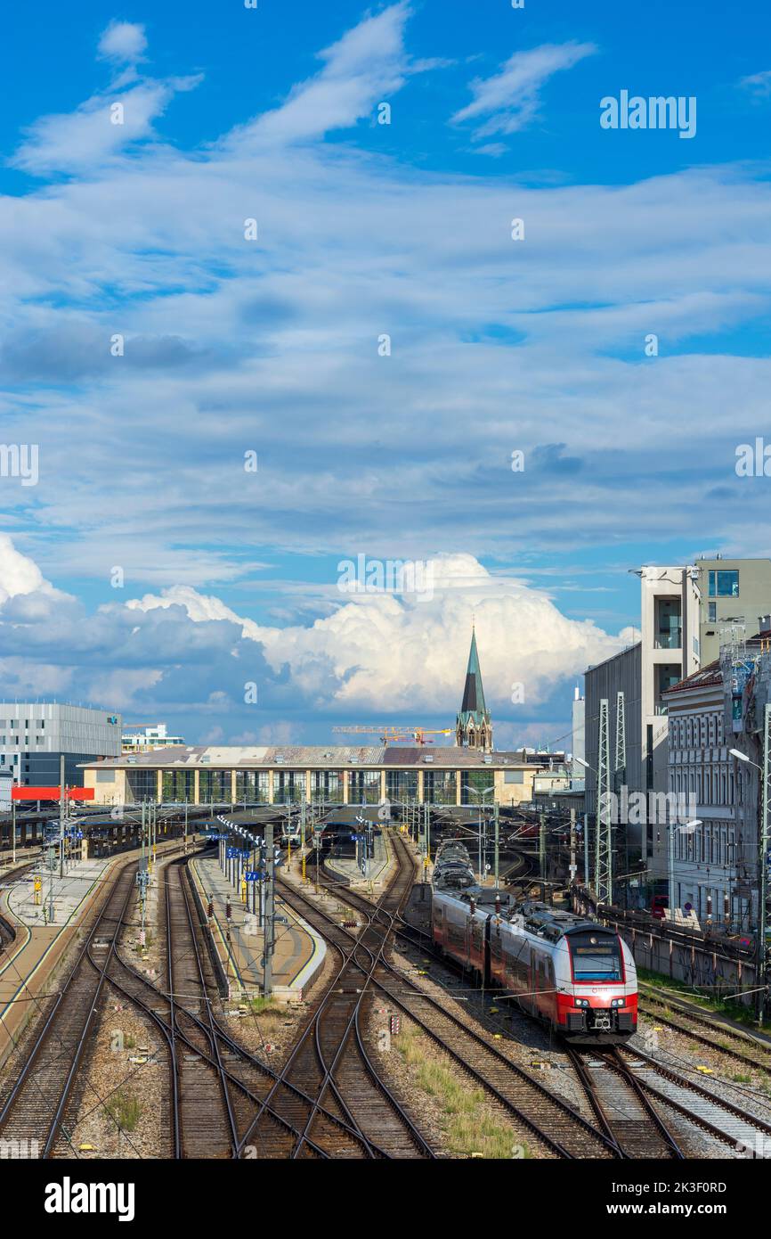 Wien, Wien: Bahnhof Westbahnhof, Lokalzug 15. Rudolfsheim-Fünfhaus, Wien, Österreich Stockfoto