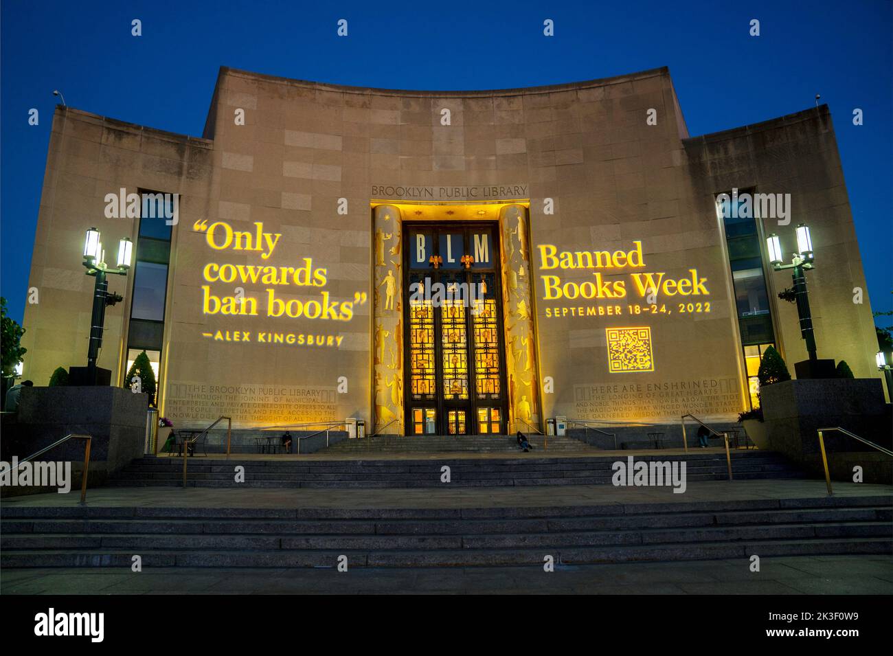 Schild für die verbotene Buchwoche in der Brooklyn Public Library am Grand Army Plaza NYC Stockfoto