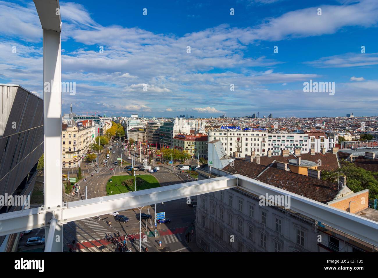 Wien, Wien: IKEA Autofreiladen Westbahnhof, Blick vom Dachrestaurant auf die Mariahilfer Straße im Jahr 15. Rudolfsheim-Fünfhaus, Wien, Österreich Stockfoto