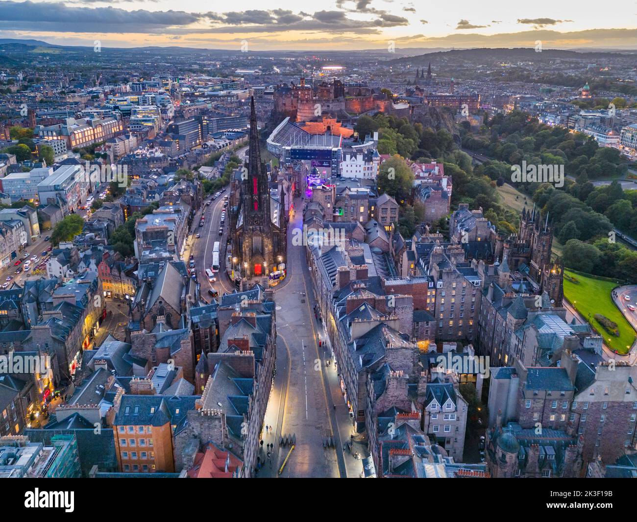 Luftaufnahme der Royal Mile am Lawnmarket und Skyline der Altstadt von Edinburgh bei Nacht, Schottland, Großbritannien Stockfoto