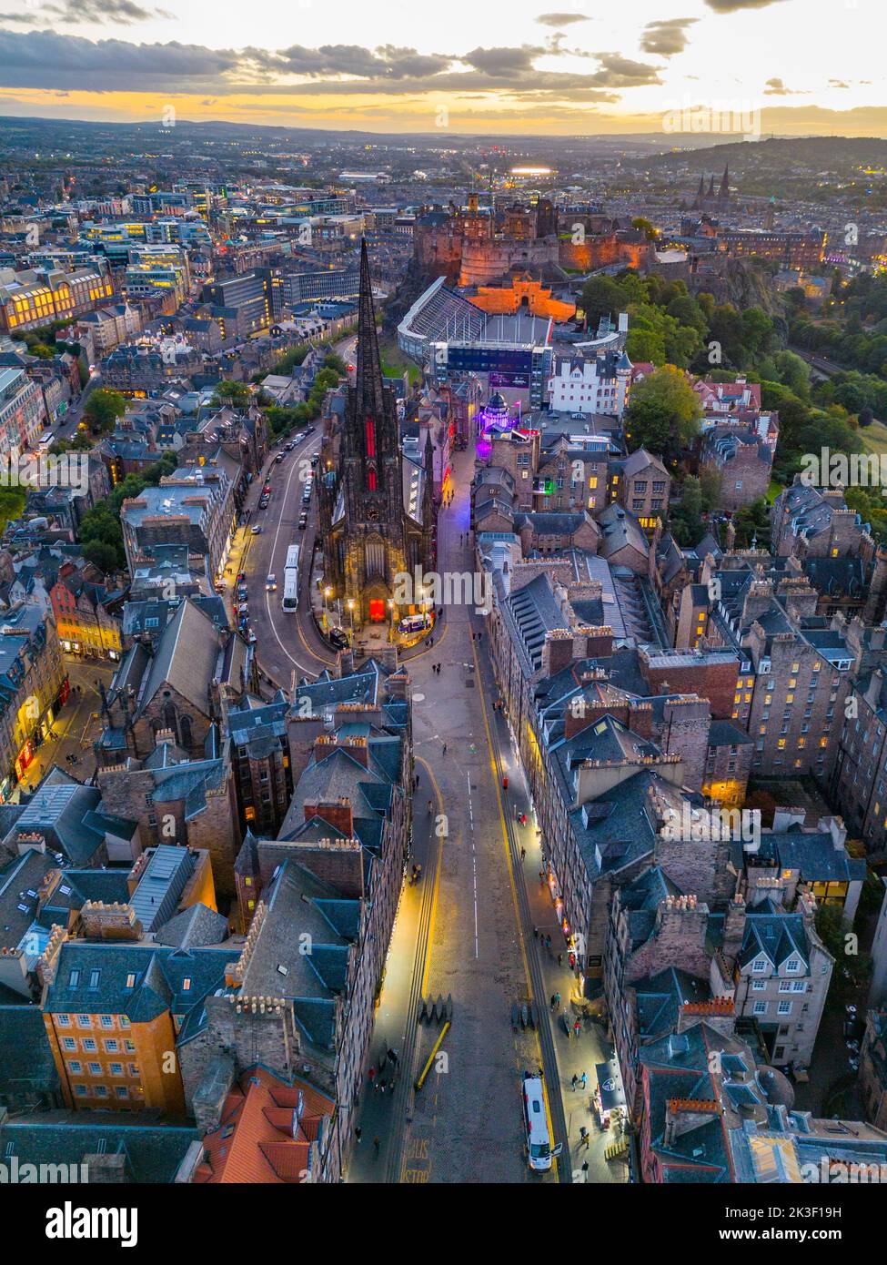 Luftaufnahme der Royal Mile am Lawnmarket und Skyline der Altstadt von Edinburgh bei Nacht, Schottland, Großbritannien Stockfoto