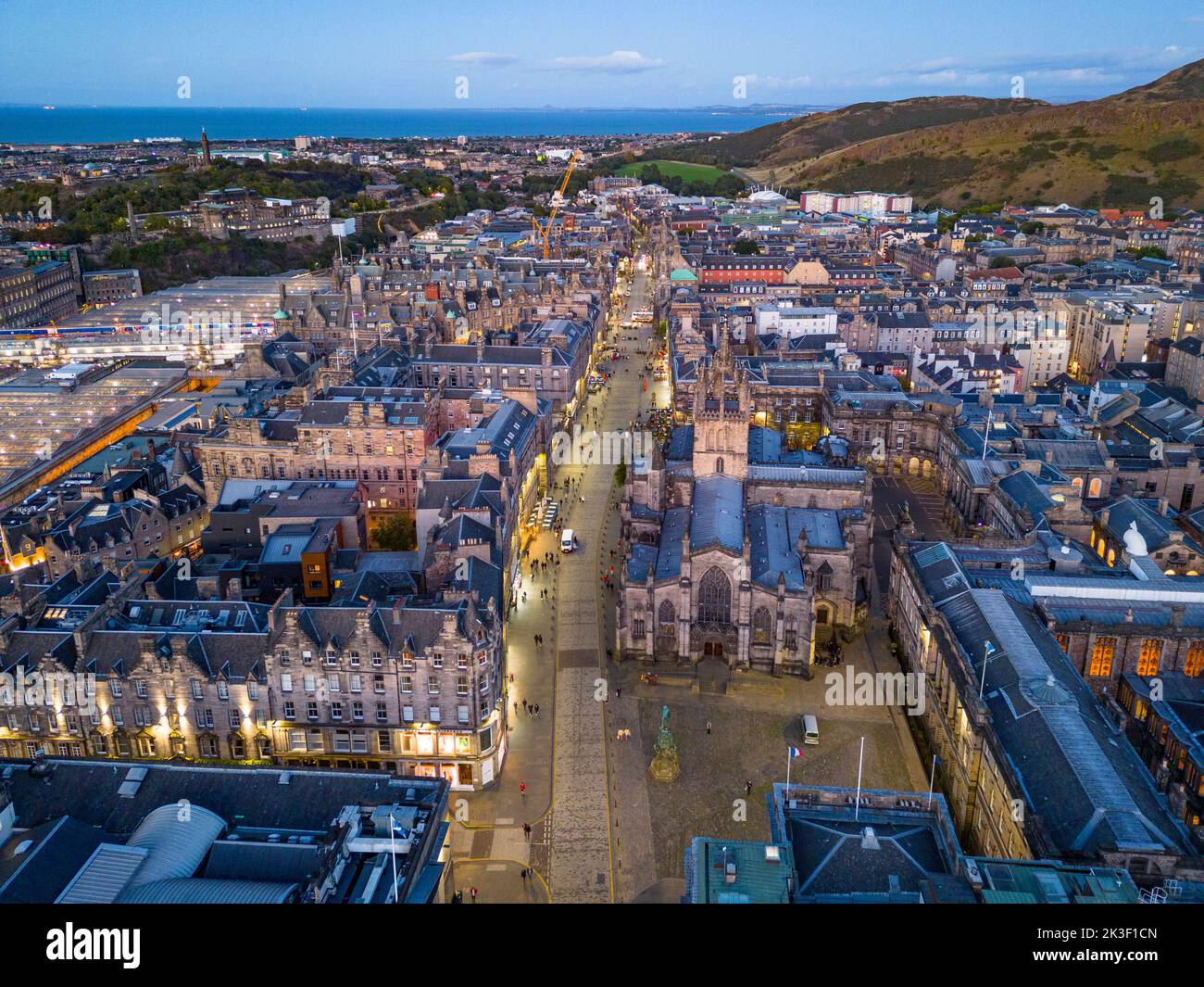 Luftaufnahme der Royal Mile und St Giles Cathedral mit Skyline der Altstadt von Edinburgh in der Abenddämmerung, Schottland, Großbritannien Stockfoto