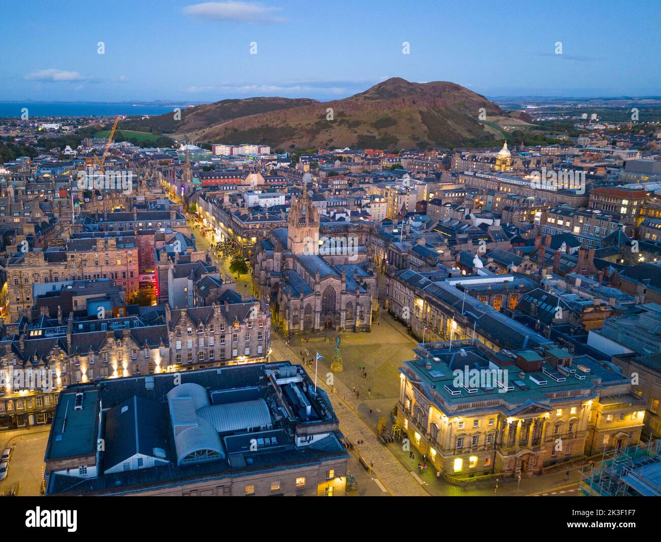 Luftaufnahme der Royal Mile und St Giles Cathedral mit Skyline der Altstadt von Edinburgh in der Abenddämmerung, Schottland, Großbritannien Stockfoto