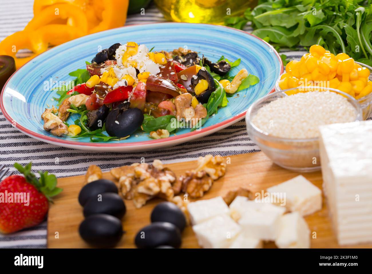 Zutaten für Salat aus Rucola und Gemüse Stockfoto