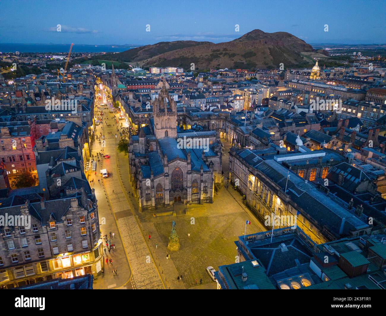Luftaufnahme der Royal Mile und St Giles Cathedral mit Skyline der Altstadt von Edinburgh in der Abenddämmerung, Schottland, Großbritannien Stockfoto