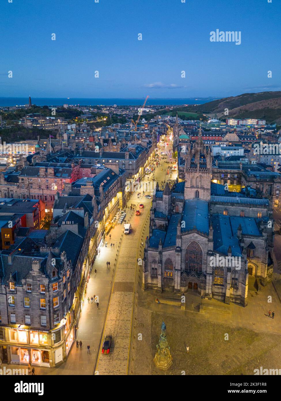 Luftaufnahme der Royal Mile und St Giles Cathedral mit Skyline der Altstadt von Edinburgh in der Abenddämmerung, Schottland, Großbritannien Stockfoto