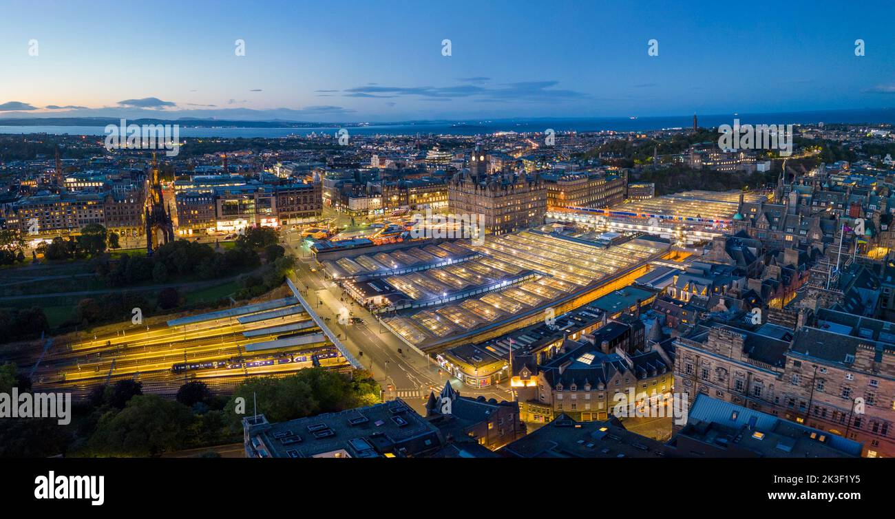 Luftaufnahme bei Nacht von Edinburgh in Richtung Waverley Station, Schottland, Großbritannien Stockfoto