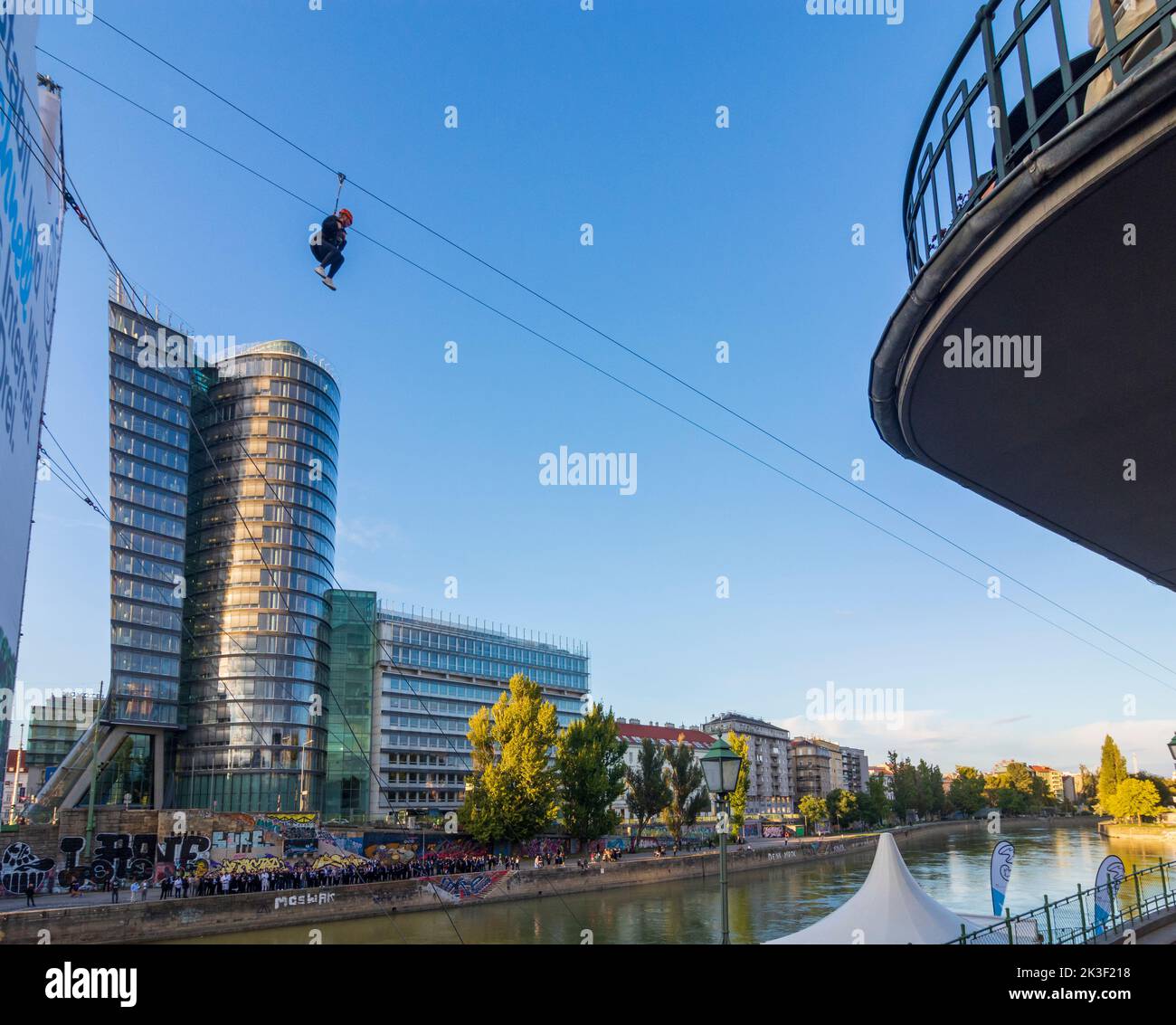 Wien, Wien: Flying Fox zip-line auf Urania und Donaukanal, UNIQA Tower 01. Altstadt, Wien, Österreich Stockfoto