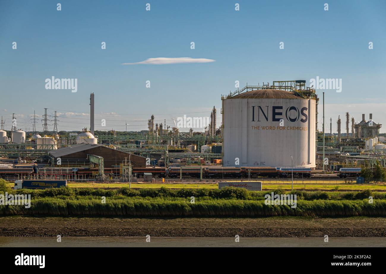 Antwerpen, Flandern, Belgien - 10. Juli 2022: Chemische Industrie entlang der Schelde am linken Ufer. INEOS Zwijndrecht großer Vorratstank mit Schild und Slo Stockfoto