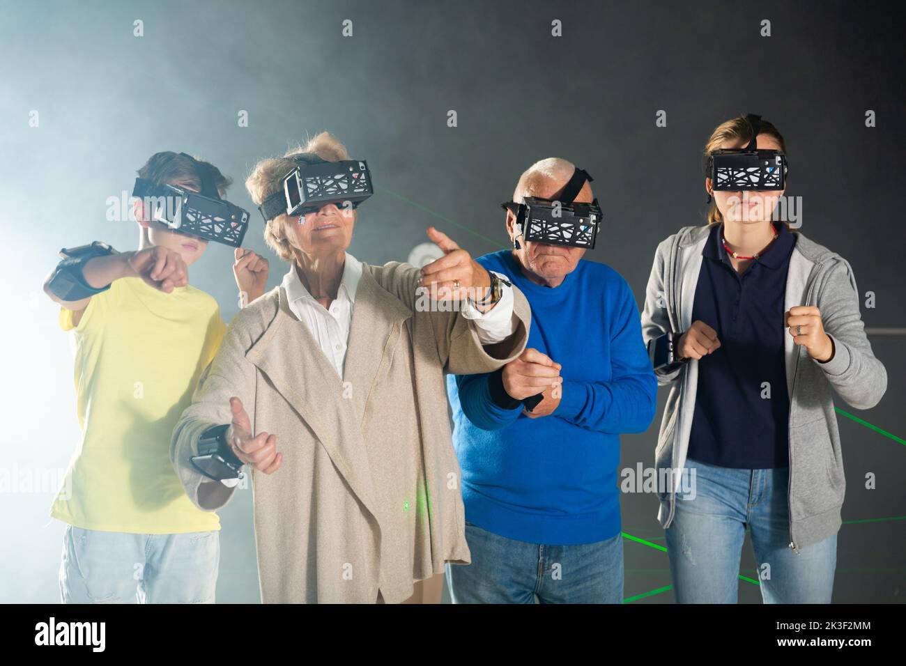 Familie spielt zusammen VR-Spiele Stockfoto