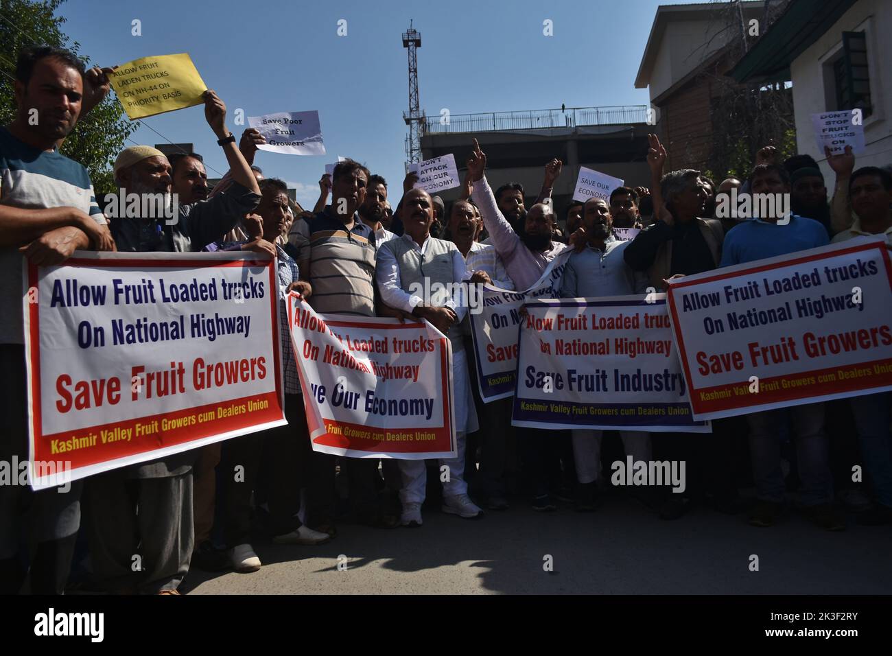 Srinagar, Indien. 26. September 2022. Mitglieder der Obstanbau-Vereinigung des Kaschmir-Tals rufen bei einem Protest in Srinagar, der Sommerhauptstadt des indischen Kaschmir, Slogans auf. Obstbauern aus dem Kaschmir-Tal protestieren gegen die Behörden, weil sie ihre mit Früchten beladenen Lastwagen entlang der 270 Kilometer langen Jammu-Srinagar-Autobahn in Indien am 26. September 2022 angehalten haben. (Foto: Mubashir Hassan/Pacific Press/Sipa USA) Quelle: SIPA USA/Alamy Live News Stockfoto