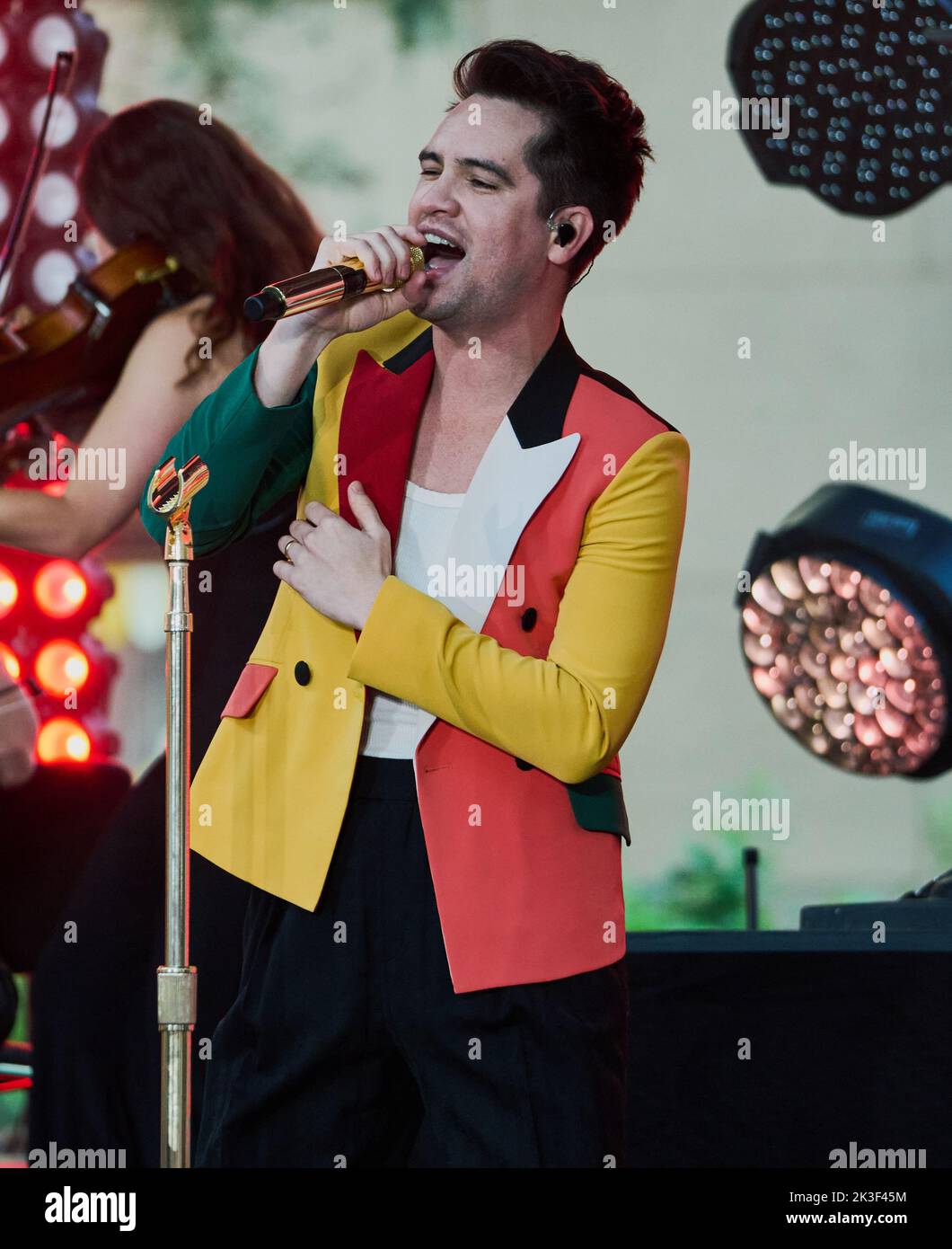 NEW YORK, NY, USA - 19. AUGUST 2022: PANIK! In der Disco spielen Sie auf der „Today“ Show Concert Series von NBC auf der Rockefeller Plaza. Stockfoto