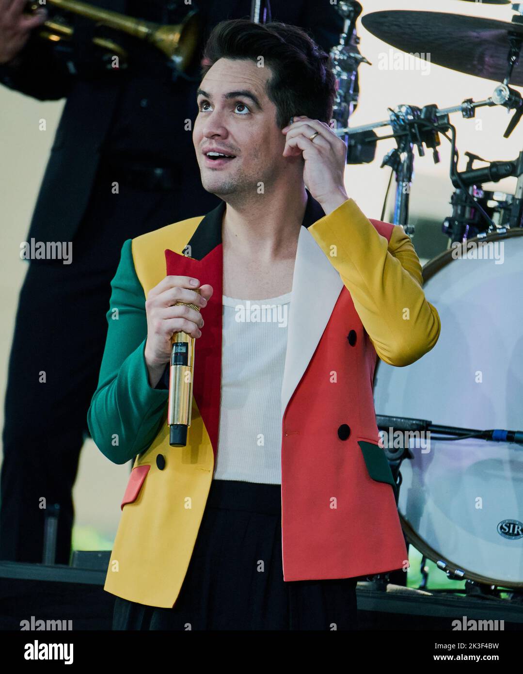 NEW YORK, NY, USA - 19. AUGUST 2022: PANIK! In der Disco spielen Sie auf der „Today“ Show Concert Series von NBC auf der Rockefeller Plaza. Stockfoto