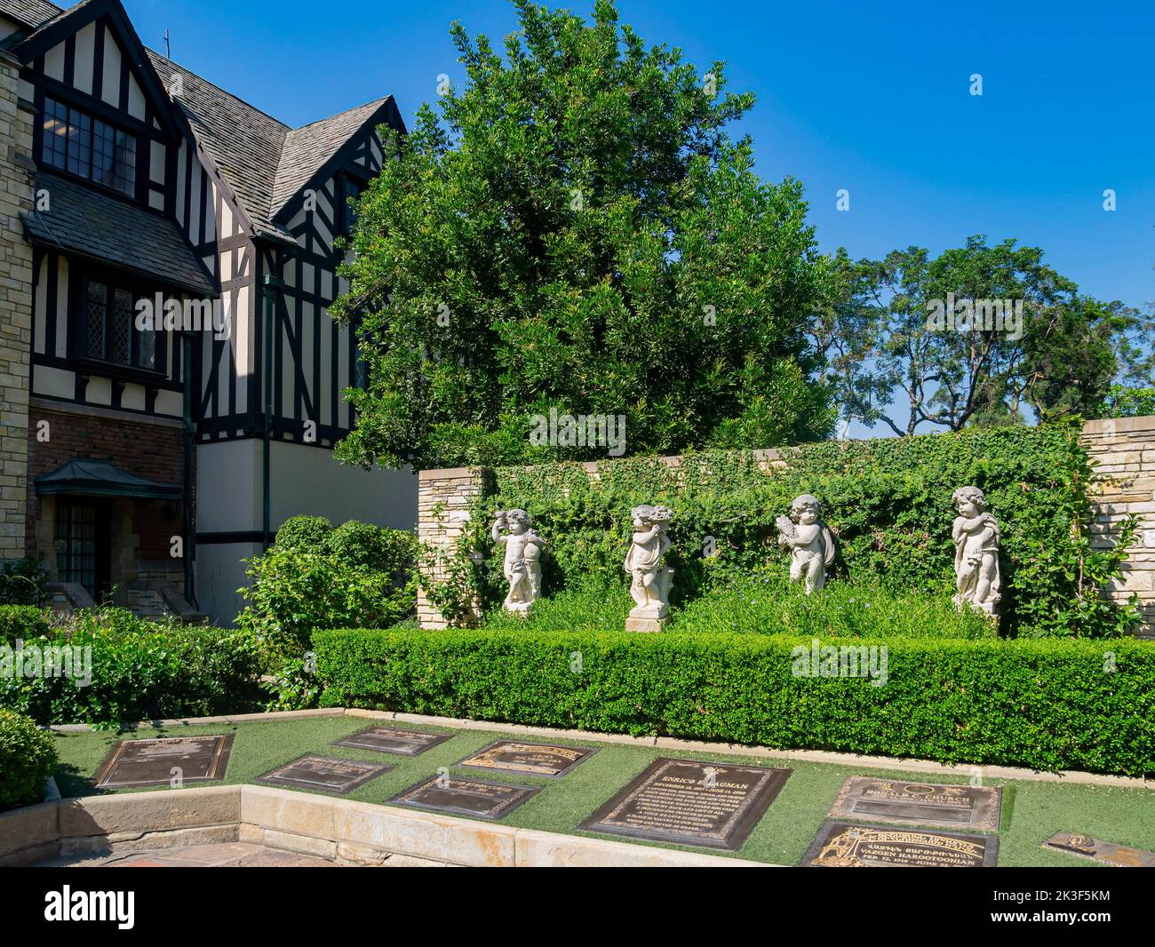 Sonniger Blick auf den Forest Lawn Memorial Park in Los Angeles, Kalifornien Stockfoto