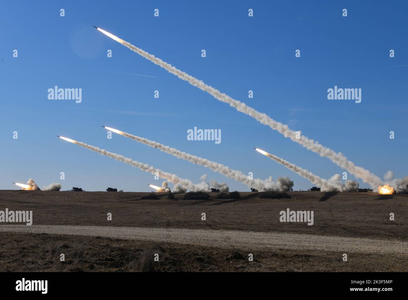 Soldaten der US-Armee, die der 41. Field Artillery Brigade zugewiesen wurden, feuerten Raketen der M270 Multiple Launcher Rocket Systems während einer Live-Feuerübung auf dem 7. Army Training Command Grafenwoehr Training Area, 11. März 2022 in Grafenwohr, Bayern, Deutschland. Stockfoto