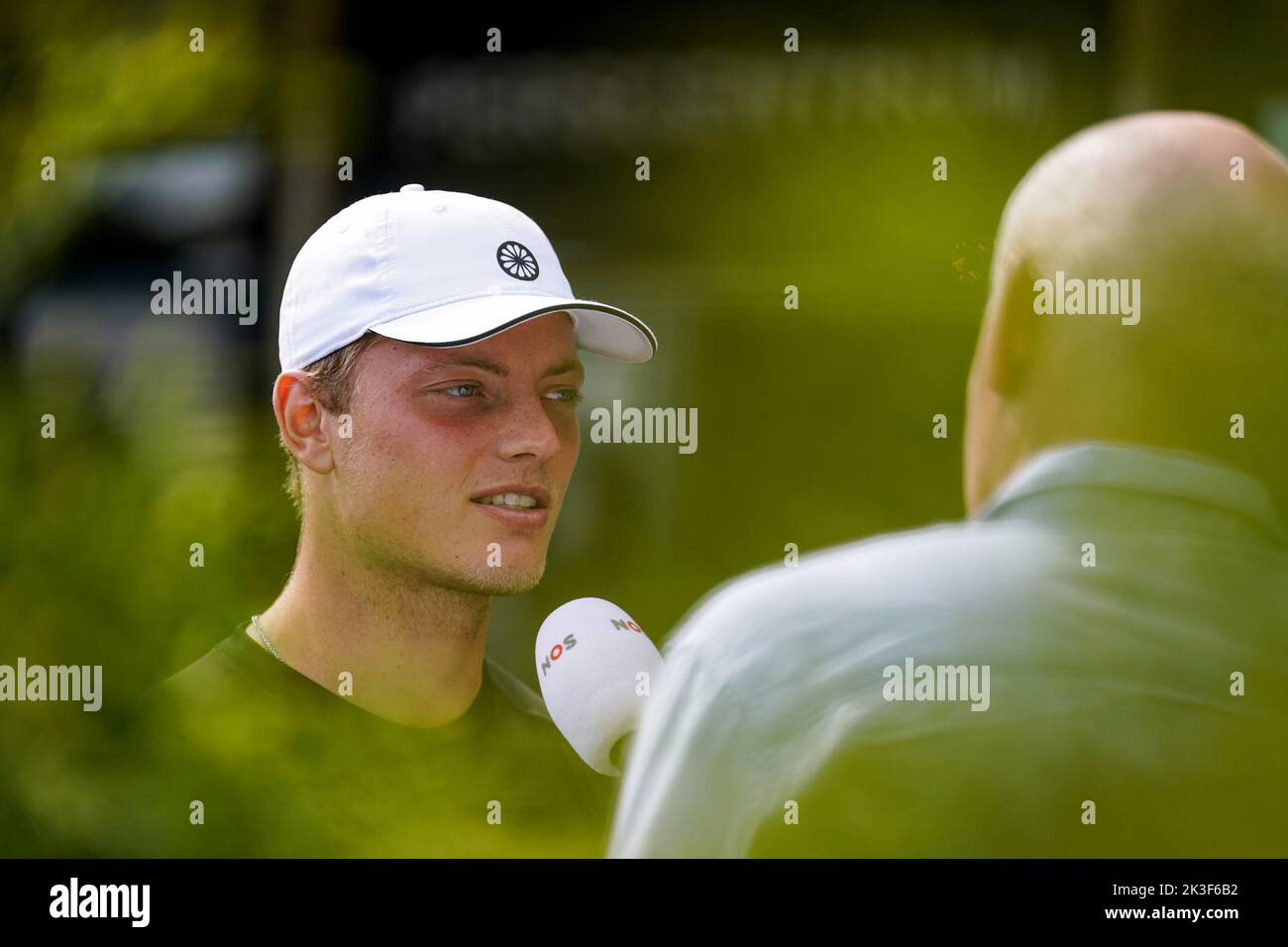 S-HERTOGENBUSCH, NIEDERLANDE - 12. JUNI: Tim van Rijthoven aus den Niederlanden während eines Pressemoments nach dem Herreneinzel-Finale zwischen Daniil Medvedev aus Russland und Tim van Rijthoven aus den Niederlanden beim Autotron am 12. Juni 2022 in 's-Hertogenbosch, Niederlande (Foto: Joris Verwijst/BSR Agency) Stockfoto