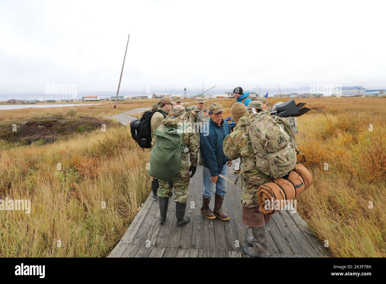 US-Soldaten mit der Alaska National Guard machen sich nach der Landung auf den Weg in ein winziges Küstendorf, um den Anwohnern nach dem Taifun Merbok, 22. September 2022 in Newtok, Alaska, bei der Säuberung zu helfen. Die abgelegenen Dörfer der Ureinwohner Alaskas wurden über mehr als 1.000 Meilen der Küste Alaskas überflutet. Stockfoto