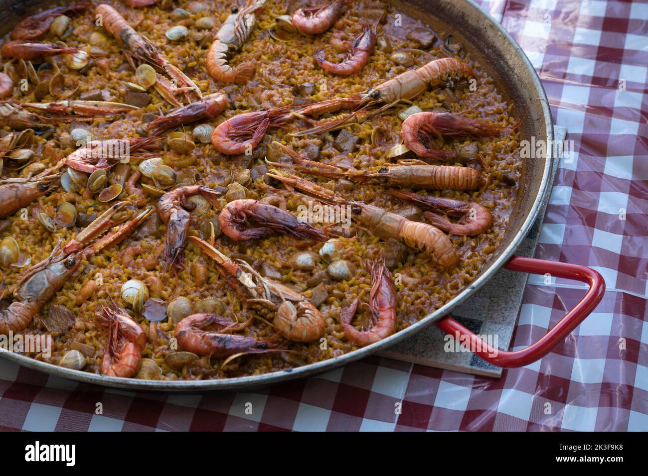 Bild einer echten Paella mit Meeresfrüchten Stockfoto