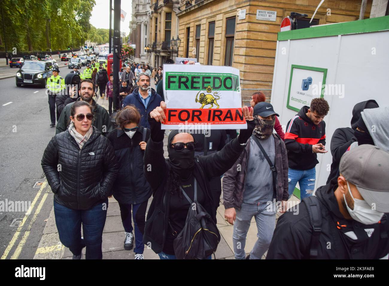 London, Großbritannien. 26. September 2022. Nach dem Tod von Mahsa Amini, der in Polizeigewahrsam im Iran starb, nachdem er festgenommen worden war, weil er angeblich in der Öffentlichkeit kein Kopftuch (Hijab) „ordnungsgemäß“ trug, versammeln sich die Demonstranten weiterhin vor der Botschaft des Iran in London. Kredit: Vuk Valcic/Alamy Live Nachrichten Stockfoto