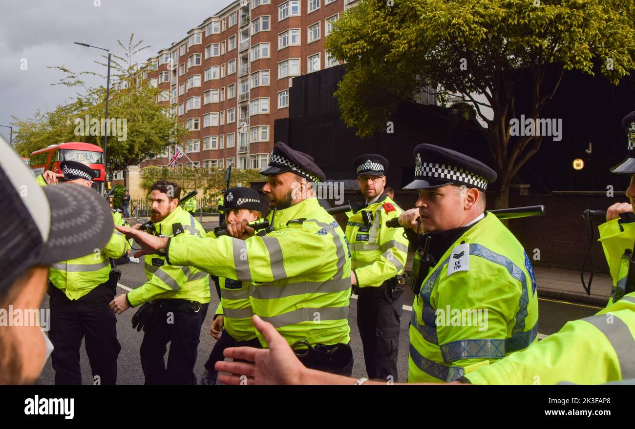 London, Großbritannien. 26. September 2022. Polizeibeamte mit Knüppeln verhindern, dass die Demonstranten die Straße zur Botschaft überqueren. Nach dem Tod von Mahsa Amini, der in Polizeigewahrsam im Iran starb, nachdem er festgenommen worden war, weil er angeblich in der Öffentlichkeit kein Kopftuch (Hijab) „ordnungsgemäß“ trug, versammeln sich die Demonstranten weiterhin vor der Botschaft des Iran in London. Kredit: Vuk Valcic/Alamy Live Nachrichten Stockfoto