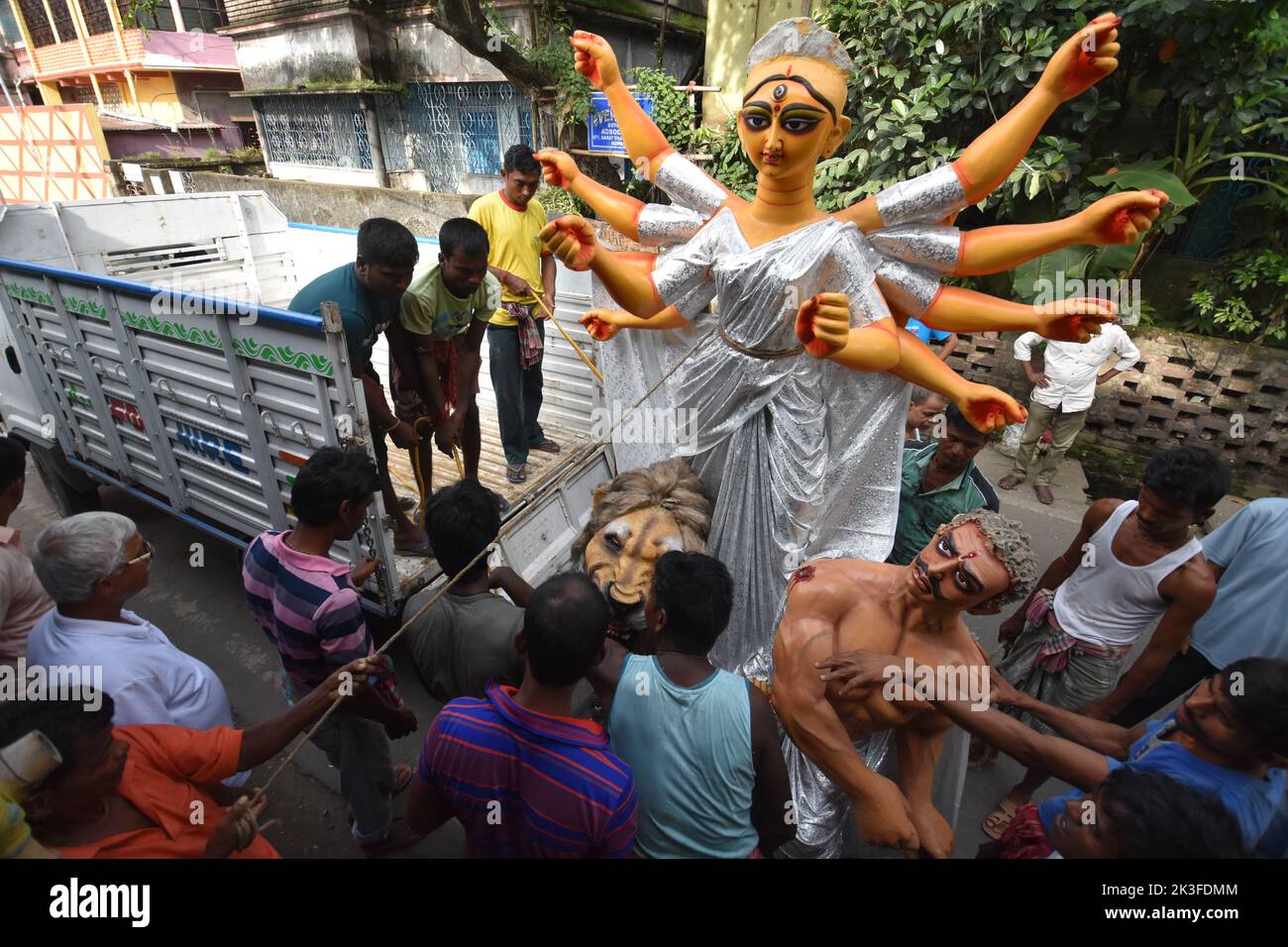 Das aus Ton hergestellte Durga-Idol wird vor der Durga Puja, die vom 1.. Bis 5.. Oktober von den Hindus in Howrah, Indien, am 25. September 2022 aufgeführt wird, aus dem Atelier eines Bildhauers in die Gemeinde Mandapa transportiert. (Foto von Biswarup Ganguly/Pacific Press/Sipa USA) Stockfoto