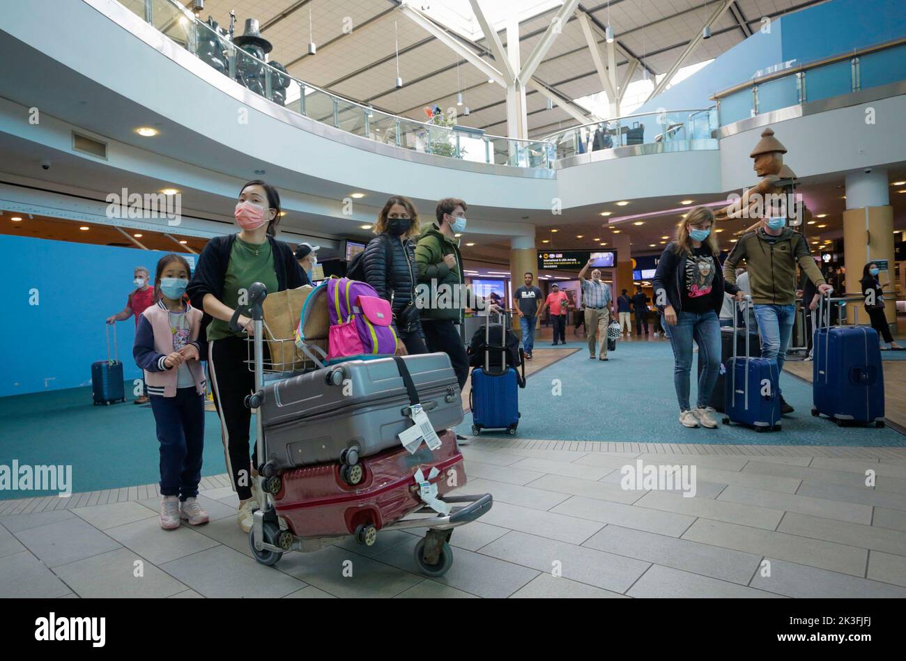 Richmond, Kanada. 26. September 2022. Reisende mit Gesichtsmasken kommen am 26. September 2022 am Vancouver International Airport in Richmond, Kanada, an. Die kanadische Bundesregierung kündigte am Montag die Aufhebung aller COVID-19-Einreisebeschränkungen sowie der Prüf-, Quarantäne- und Isolationsanforderungen für Personen an, die nach Kanada einreisen, mit Wirkung vom 1. Oktober an. Quelle: Liang Sen/Xinhua/Alamy Live News Stockfoto