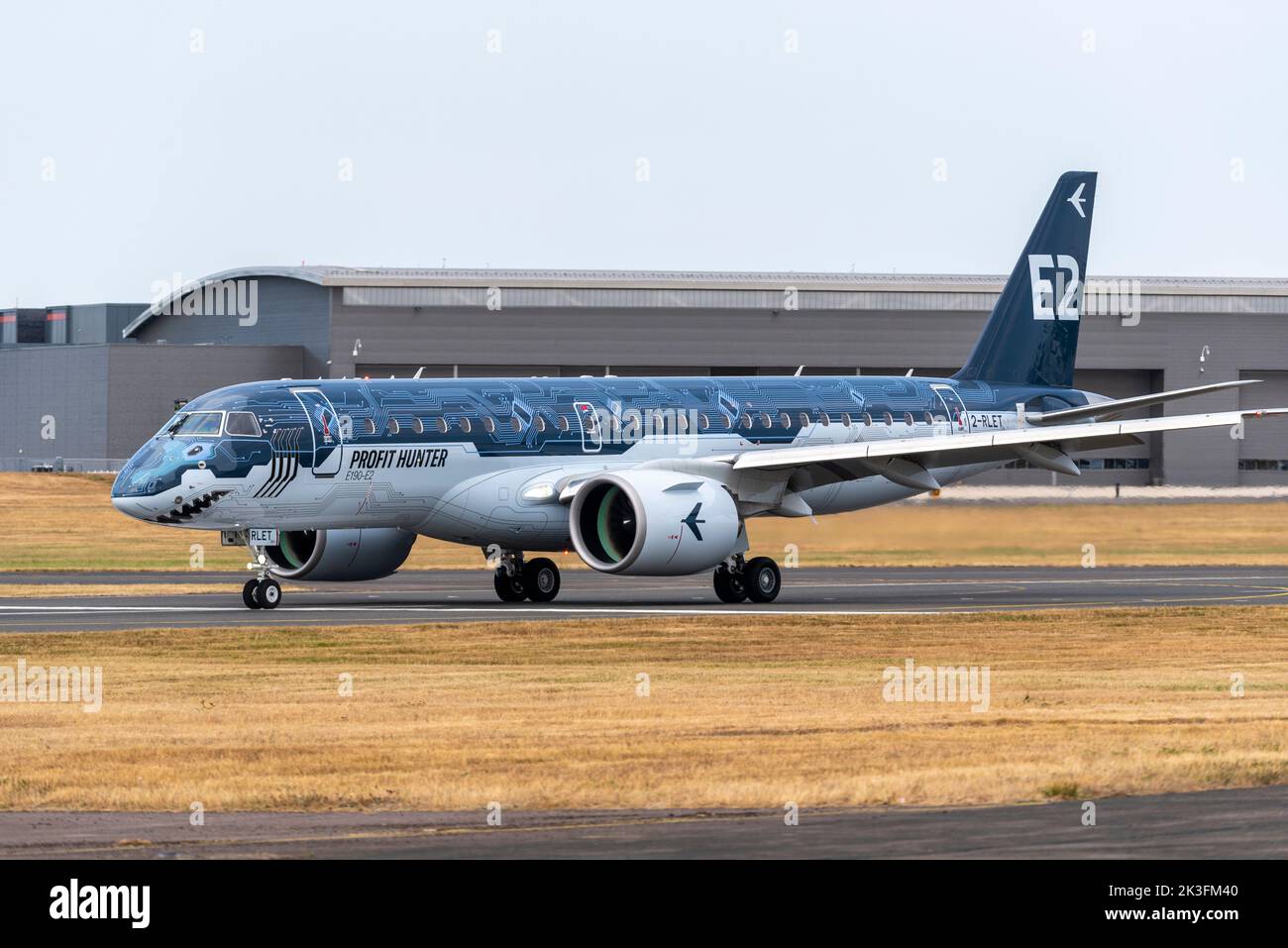 Embraer E190-E2 Jet-Linienflugzeug mit dem Namen „Profit Hunter“ auf der Start- und Landebahn, bevor es zur Farnborough International Airshow 2022 aufbricht. Stockfoto