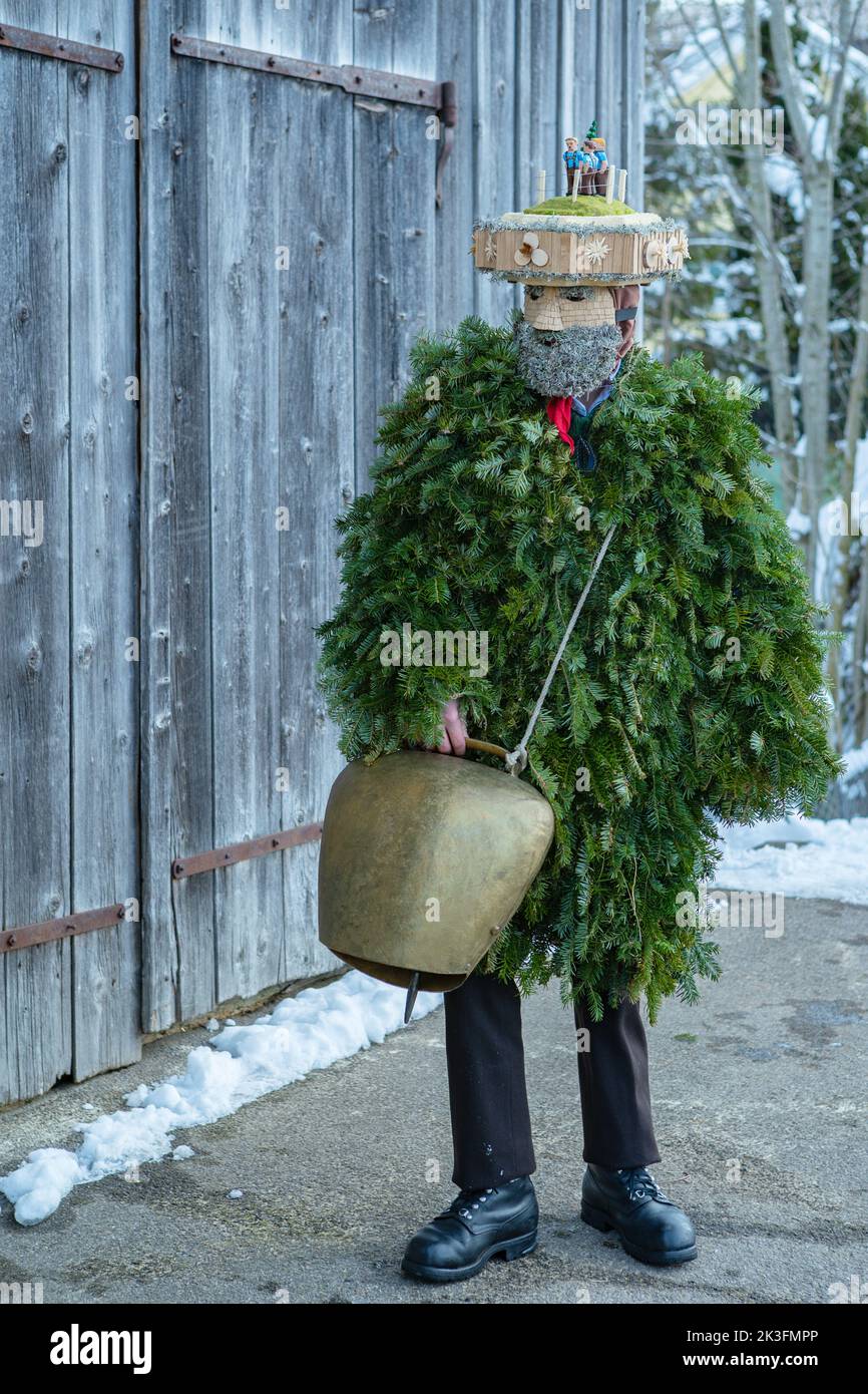 Silvesterchlausen oder Neujahrslummers in traditionellen Kostümen feiern  Neujahr in Urnasch. Appenzell, Schweiz Stockfotografie - Alamy