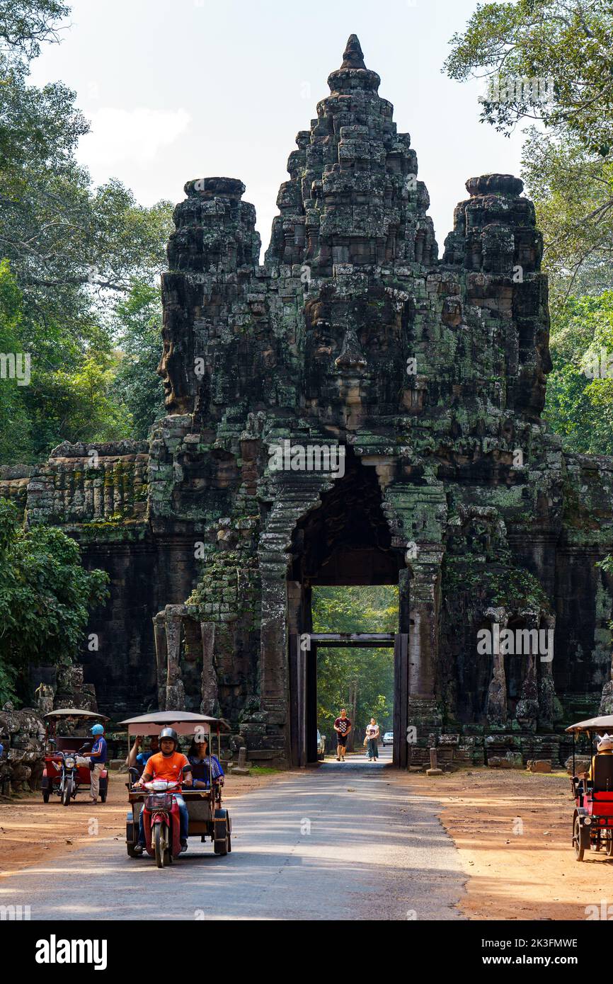 Kambodscha. Siem Reap. Der archäologische Park von Angkor. Tuk Tuk bringt Touristen zum Bayon-Tempel 12. Jahrhundert Hindu-Tempel Stockfoto