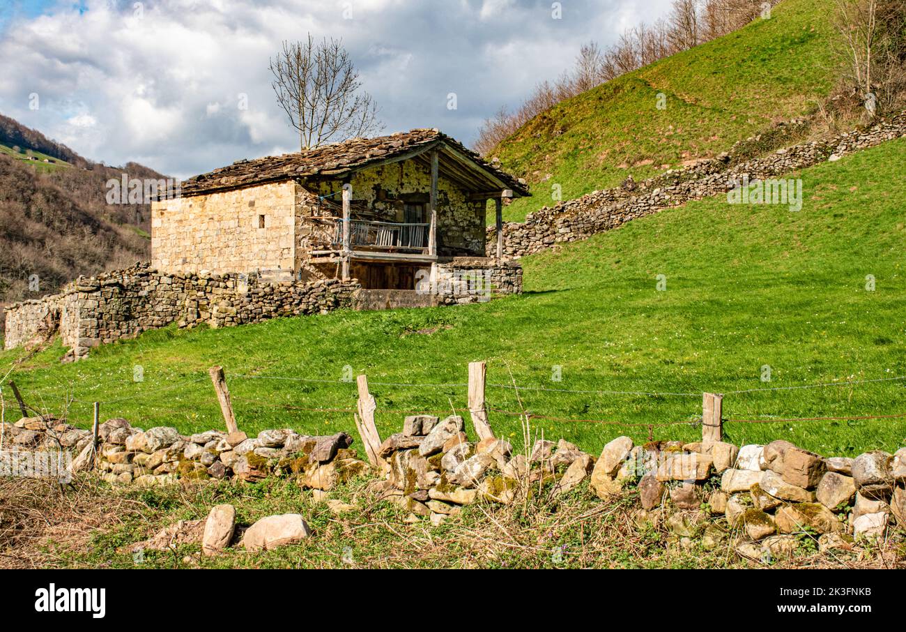 Typische Pasiega Hütte in Vega de Pas Cantabria, Spanien Stockfoto