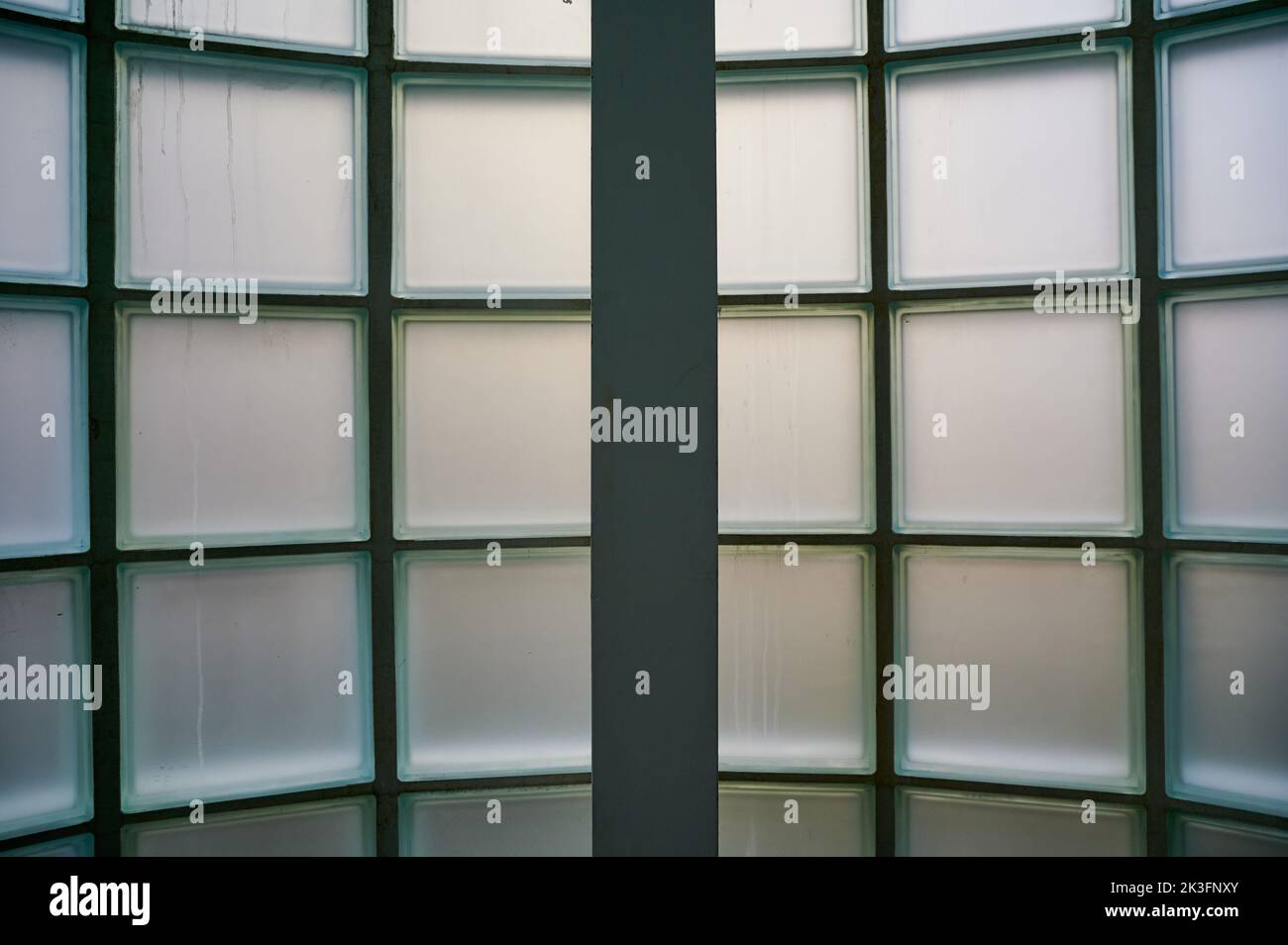 Das Innere des Gebäudes sieht aus, wie ein undurchsichtiges gebogenes Fenster tagsüber aus Glasblöcken gebaut wurde Stockfoto