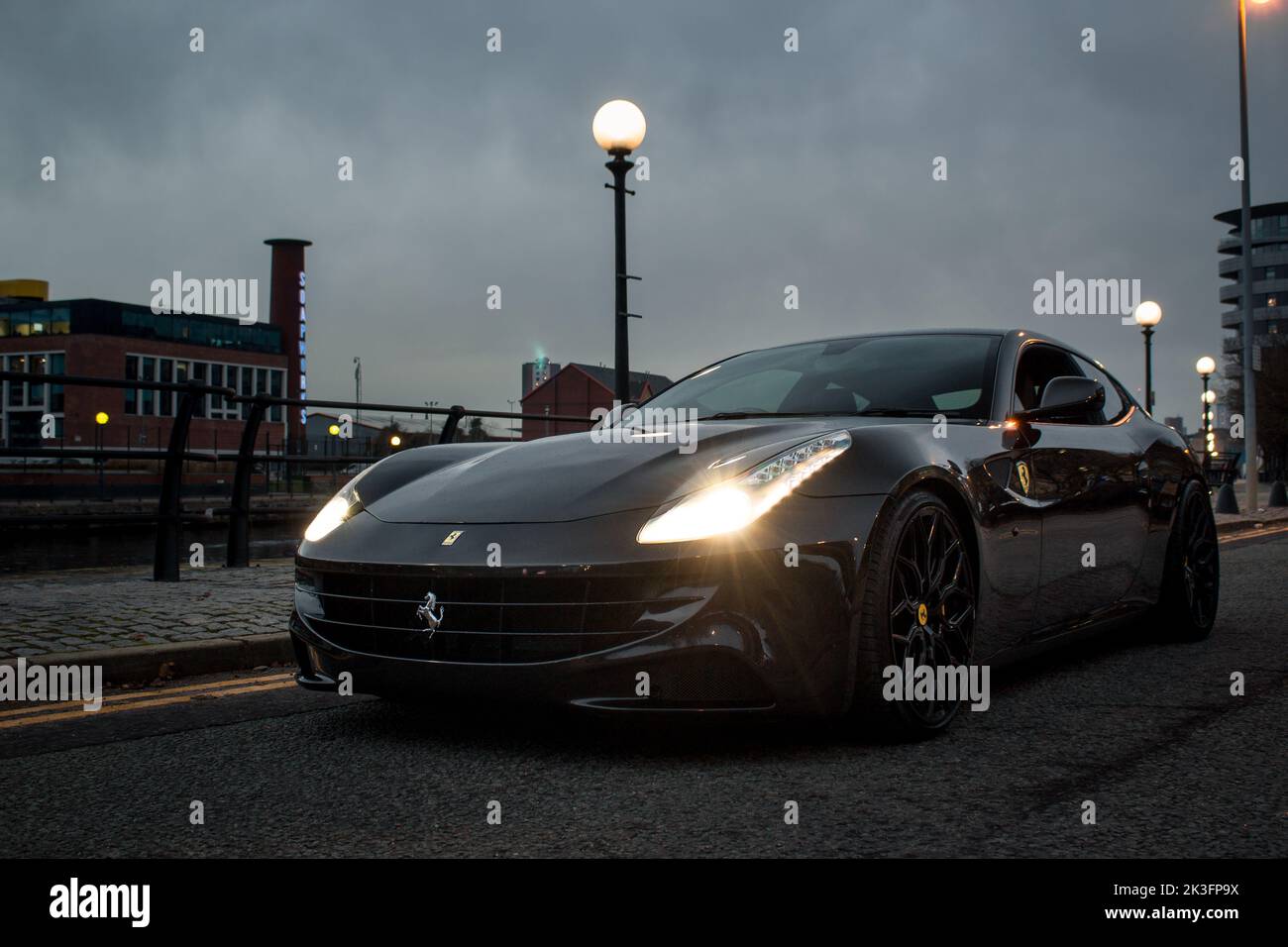 Ein Nero Ferrari FF aus dem Jahr 2011 in Glanzschwarz mit schwarzen Leichtmetallfelgen aus dem Aftermarket-Segment Stockfoto