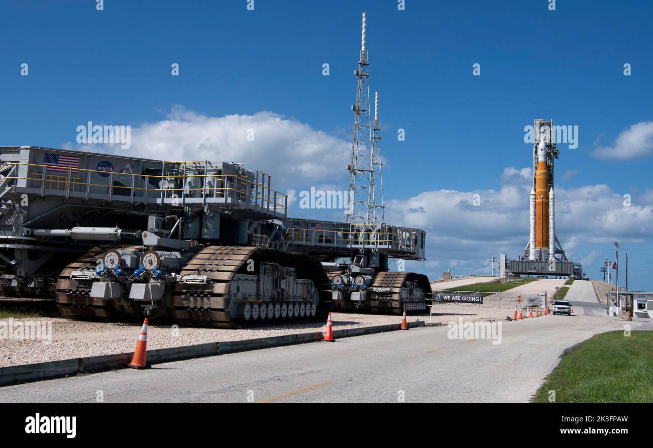 Kennedy Space Center, Vereinigte Staaten von Amerika. 24. September 2022. Der NASA-Crawler-Transporter macht Platz zur Artemis Space Launch System Rakete und Orion-Raumsonde auf dem Launch Complex 39B im Kennedy Space Center, 24. September 2022, in Cape Canaveral, Florida. Die SLS-Rakete wird zum Vehicle Assembly Building zurückgerollt, um sie vor dem Anflug auf den US-Flugzeugabsturz Ian zu schützen. Quelle: Joel Kowsky/NASA/Alamy Live News Stockfoto
