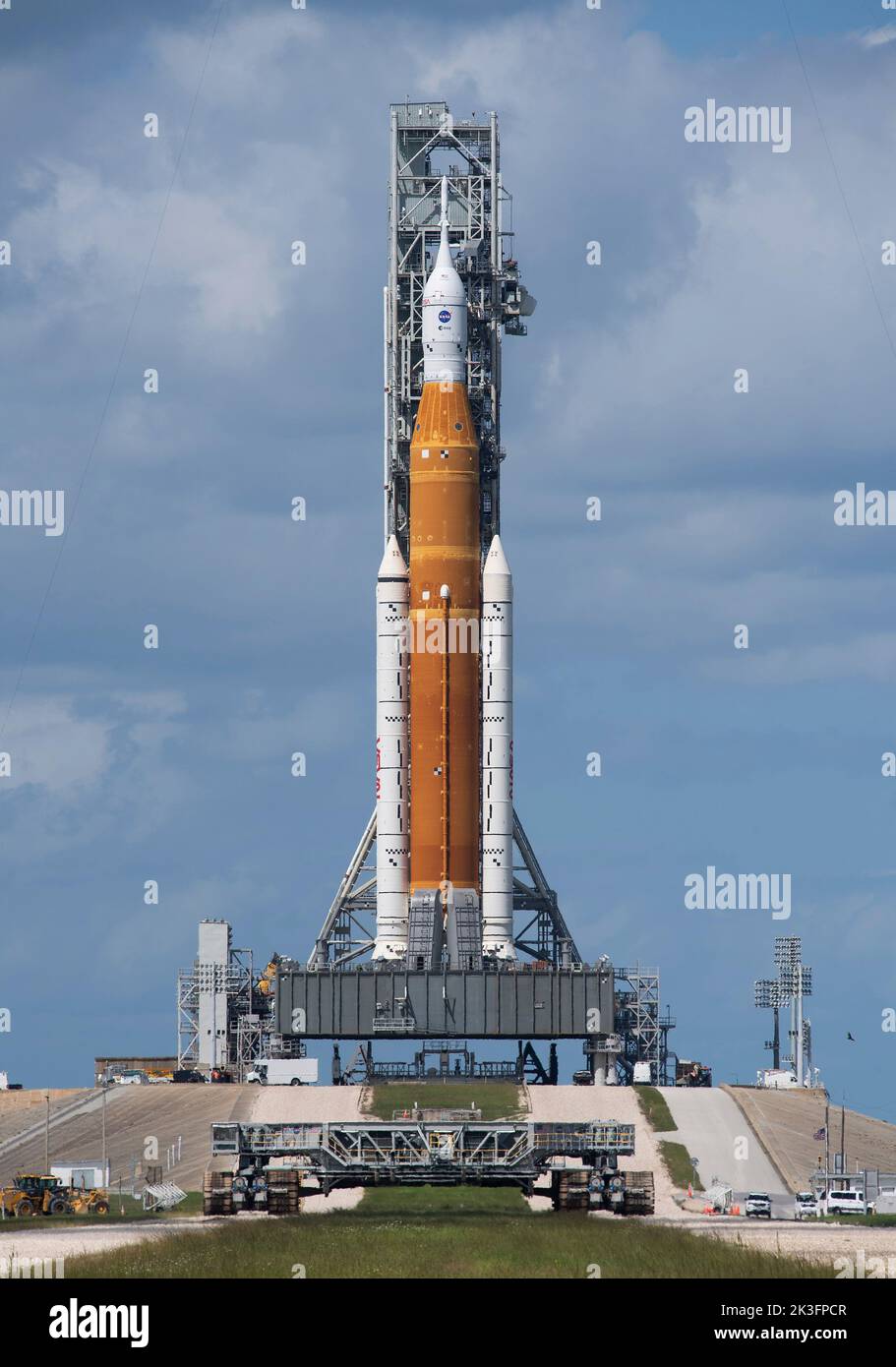 Kennedy Space Center, Vereinigte Staaten von Amerika. 24. September 2022. Der NASA-Crawler-Transporter macht Platz zur Artemis Space Launch System Rakete und Orion-Raumsonde auf dem Launch Complex 39B im Kennedy Space Center, 24. September 2022, in Cape Canaveral, Florida. Die SLS-Rakete wird zum Vehicle Assembly Building zurückgerollt, um sie vor dem Anflug auf den US-Flugzeugabsturz Ian zu schützen. Quelle: Joel Kowsky/NASA/Alamy Live News Stockfoto
