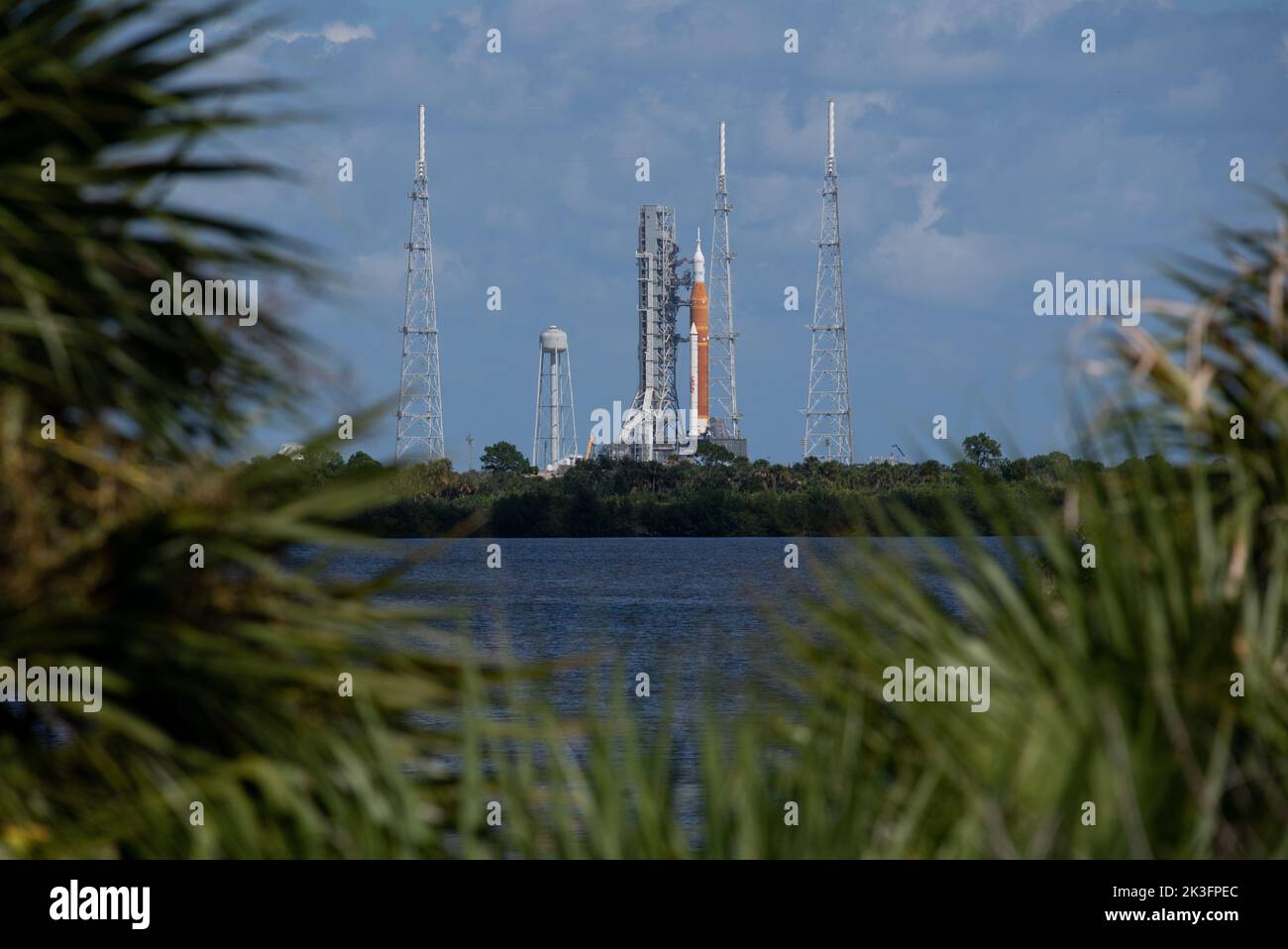 Kennedy Space Center, Vereinigte Staaten von Amerika. 24. September 2022. Die NASA-Rakete Artemis Space Launch System und die Raumsonde Orion werden vom Launch Complex 39B im Kennedy Space Center am 24. September 2022 in Cape Canaveral, Florida, zurückgerollt. Die SLS-Rakete wird zum Vehicle Assembly Building zurückgebracht, um sie vor dem Anflug auf den US-Flugzeugabsturz Ian zu schützen. Quelle: Joel Kowsky/NASA/Alamy Live News Stockfoto